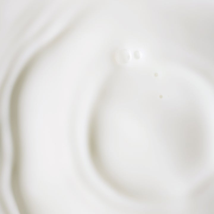 KORA Organics Plant Stem Cell Retinol Alternative Serum 30 ml silottava kasvoseerumi kermainen valkoinen koostumus