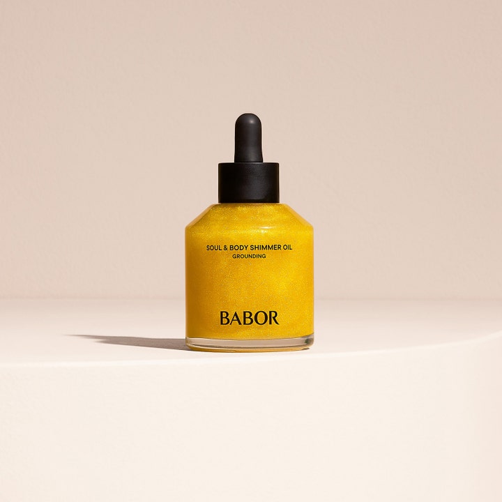 Babor Soul & Body Shimmer Oil 100 ml heleyttävä vartaloöljy lasipullossa mustalla pipetillä ja kultaisella hohdolla.