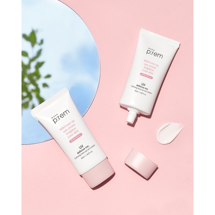 Make Prem UV Defense Me Calming Tone Up Sun Screen 50 ml rauhoittava aurinkovoide vaaleanpunaisella tekstuurilla