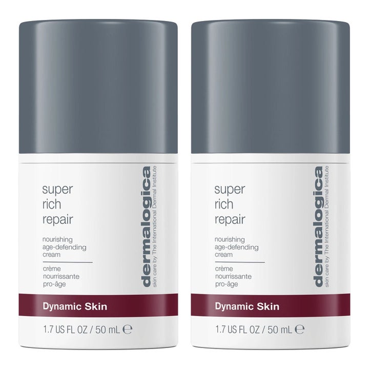 Dermalogica Super Rich Repair 50 ml ikääntymistä ehkäisevä kasvovoide kaksi valkoista pumppupulloa harmailla korkeilla.