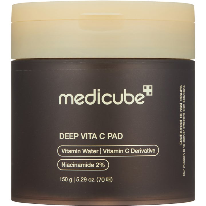 Medicube Deep Vita C Pad 150 g kirkastavat kuorintalaput ruskeassa purkissa kermanvaalealla kannella