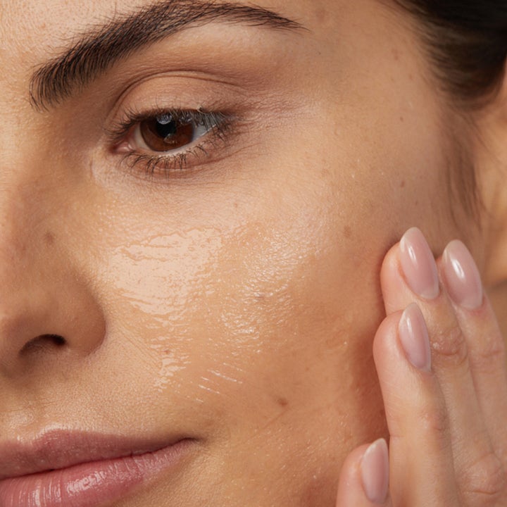Verso N°8 Peel Mask 50 ml kuoriva kasvonaamio levitettynä iholle kirkkaana ja geelimäisenä kerroksena