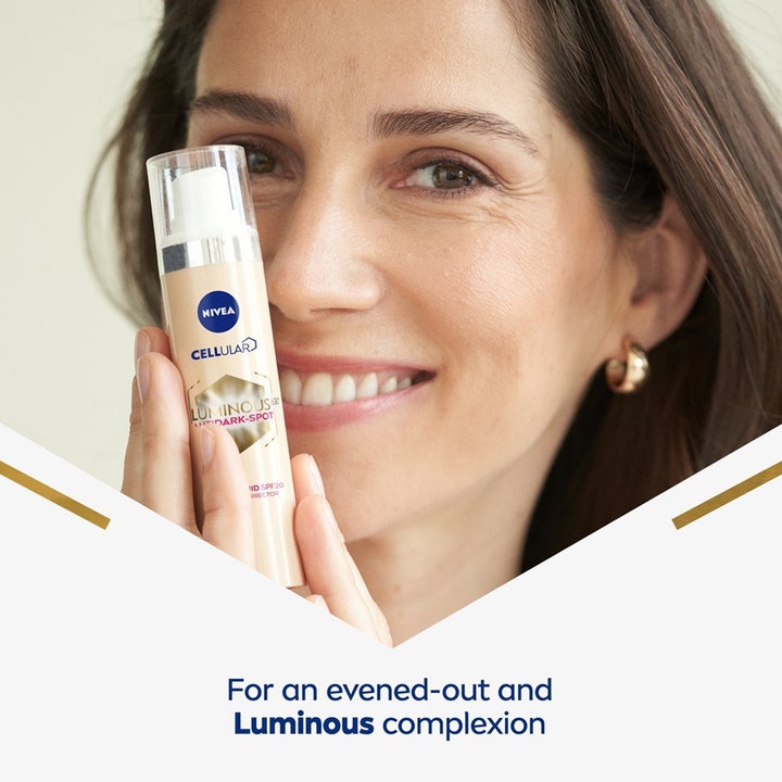 NIVEA LUMINOUS 630 Cellular Anti Dark-Spot Tinted Fluid 40 ml sävytetty päivävoide naisen hymyilevien kasvojen vieressä.