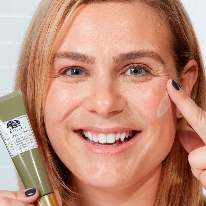 Origins Plantscription Retinol Night Moisturizer 30 ml silottava yövoide jota nainen levittää kasvoilleen.