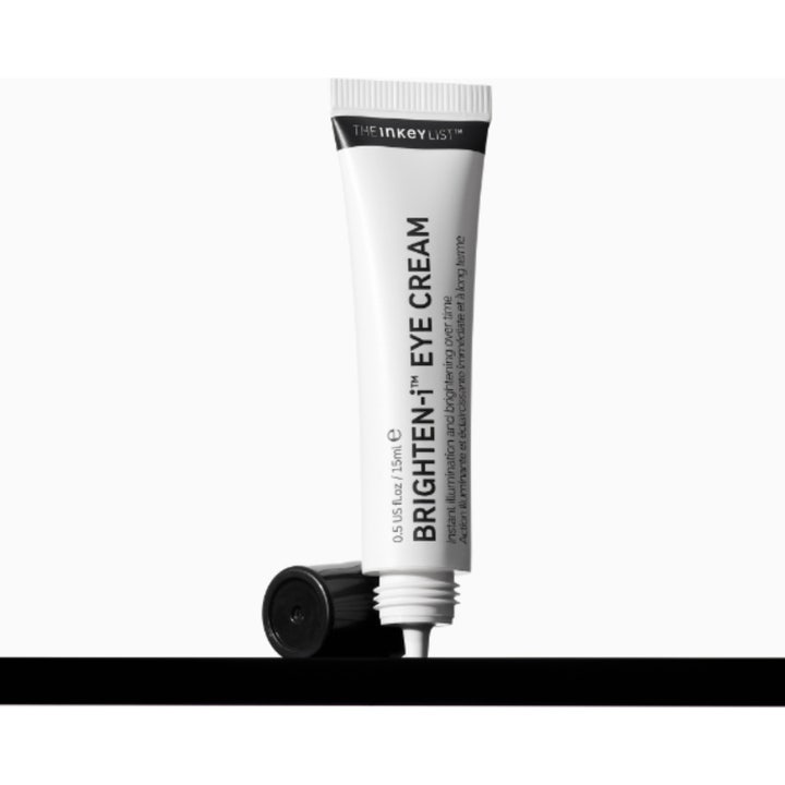 The INKEY List Brighten-i Eye Cream 15 ml kirkastava silmänympärysvoide valkoisessa tuubissa avatulla mustalla korkilla