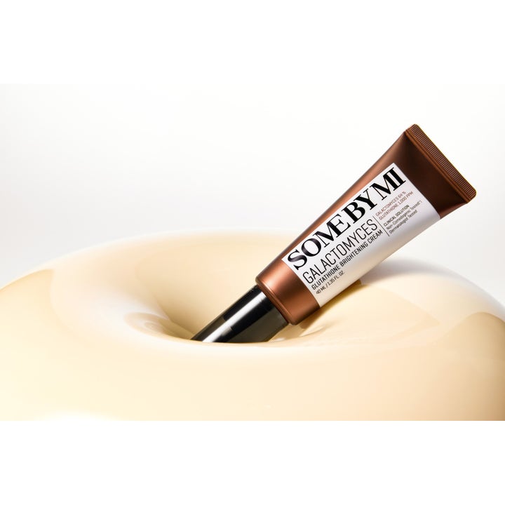 Some By Mi Galactomyces Glutathione Brightening Cream 40 ml kirkastava voide ruskeassa tuubissa vaalean voiteen seassa