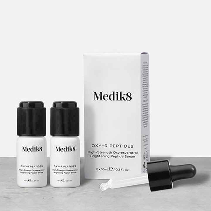 Medik8 Oxi-R Peptides 2 x 10 ml kirkastava seerumi valkoisissa pulloissa mustilla korkeilla ja erillisellä pipetillä