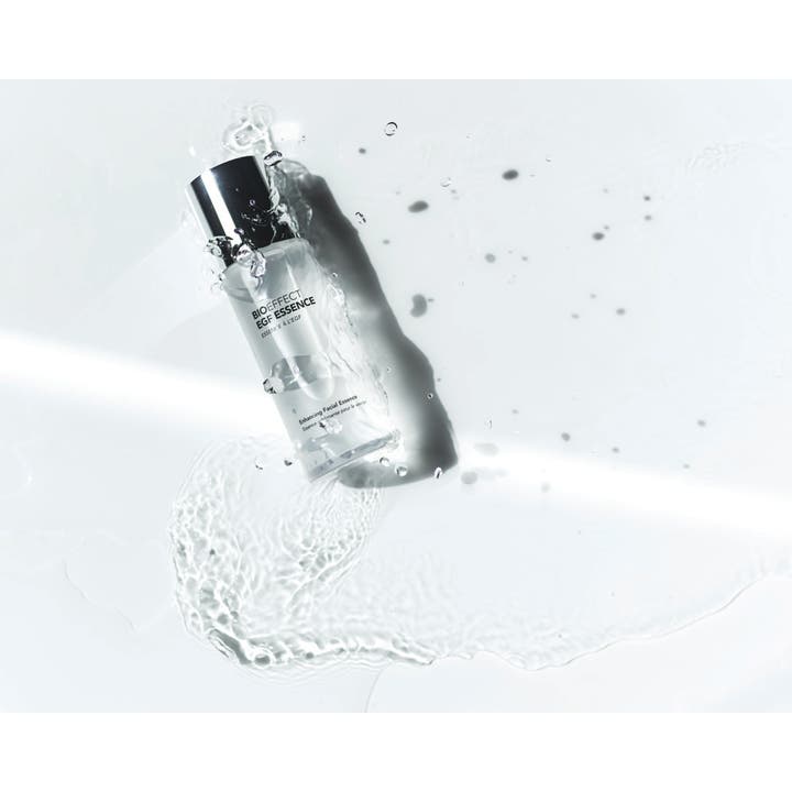 Kosteuttava Bioeffect EGF Essence 100 ml hoitoneste kirkkaassa pullossa vesiroiskeiden ympäröimänä.