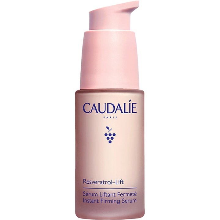 Caudalie Resveratrol-Lift Instant Firming Serum 30 ml kiinteyttävä seerumi vaaleanpunaisessa huurretussa lasipullossa.