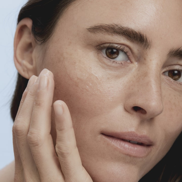RMS Beauty Kakadu Clean Cleansing Gel 100 ml kirkastava puhdistusgeeli levitettynä kasvojen iholle