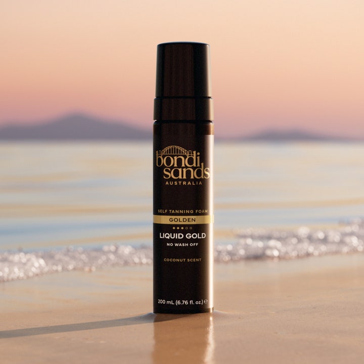 Bondi Sands Liquid Gold Self Tanning Foam 200 ml itseruskettava vaahto luo kultaisen rusketuksen hiekkarannalla.