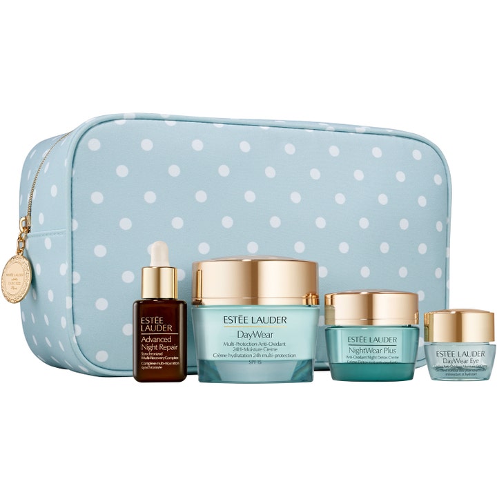 Estée Lauder DayWear Starter Set ihonhoitosetti vaaleansinisessä pilkullisessa meikkipussissa kultaisilla yksityiskohdilla.