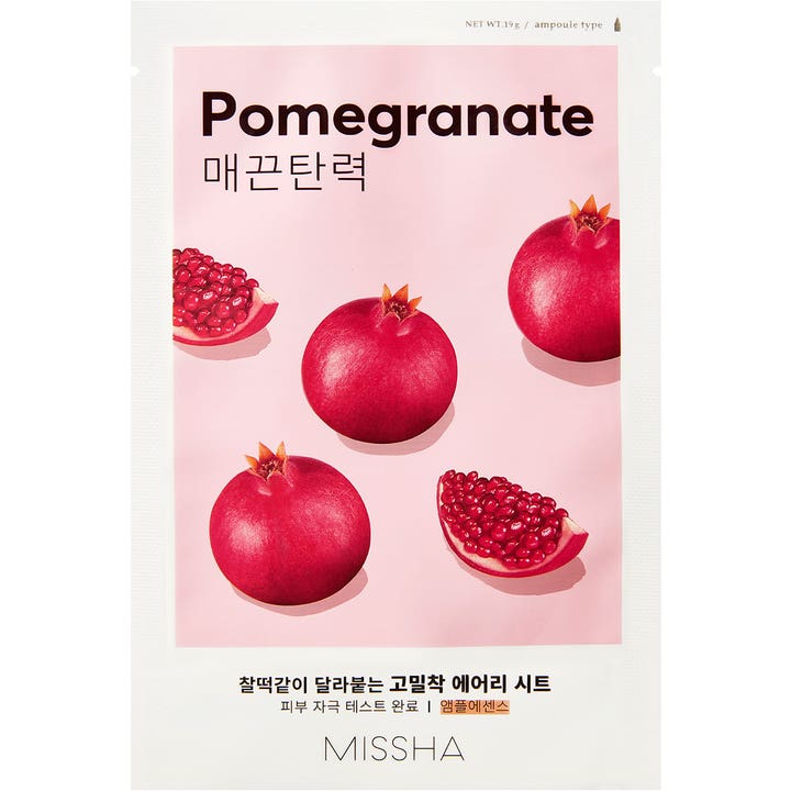 Missha Airy Fit Pomegranate 19 g kiinteyttävä kangasnaamio vaaleanpunaisessa pakkauksessa jossa on granaattiomenan kuvia