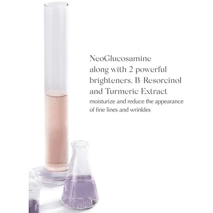 Exuviance Daily Corrector SPF35 40 g kirkastava aurinkovoide laboratoriolaseissa, joissa on kurkumauutetta.