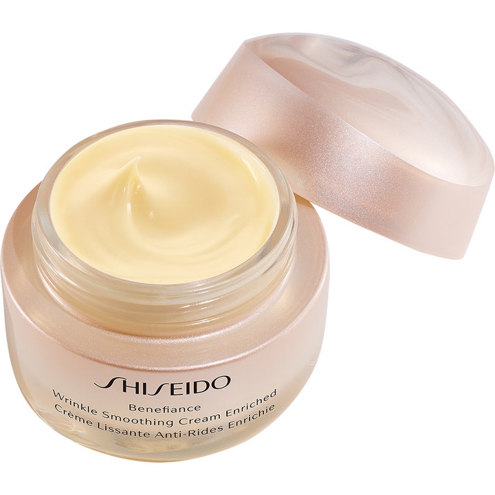 Shiseido Benefiance Wrinkle Smoothing Enriched Cream 50 ml silottava päivävoide täyteläisenä koostumuksena.