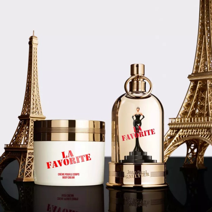 Jean Paul Gaultier La Favorite vartalovoide 200 ml kultakantisessa valkoisessa purkissa parfyymipullon vieressä