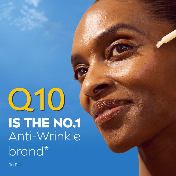 NIVEA Q10 Collagen Expert 3IN1 Repairing Serum 30 ml levittää kosteuttavaa seerumia pipetillä kasvoille.