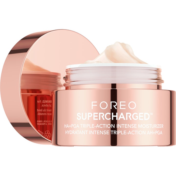 FOREO SUPERCHARGED HA + PGA 50 ml kosteuttava kasvovoide avatussa ruusukultaisessa purkissa täyteläisellä voiteella.