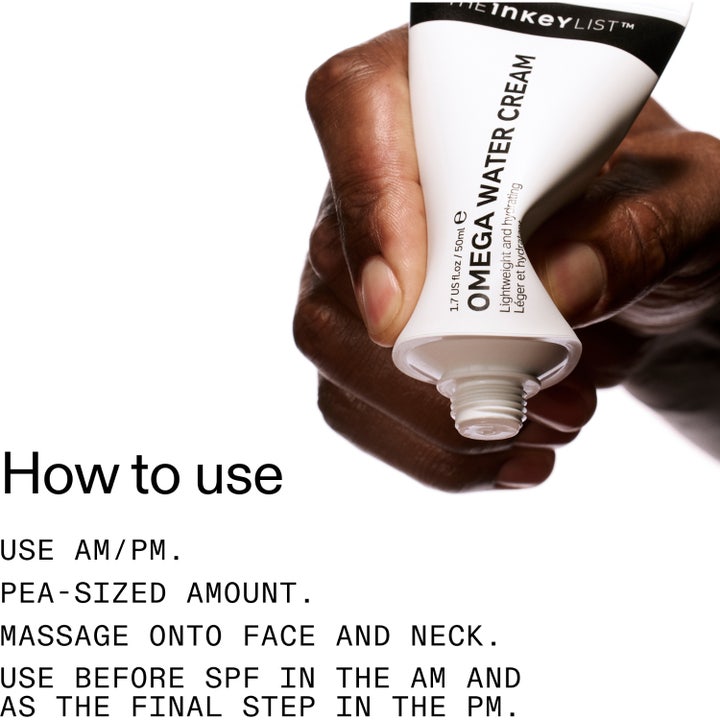 The INKEY List Omega Water Cream 50 ml kevyt kosteuttava kasvovoide valkoisessa tuubissa jota puristetaan kädessä