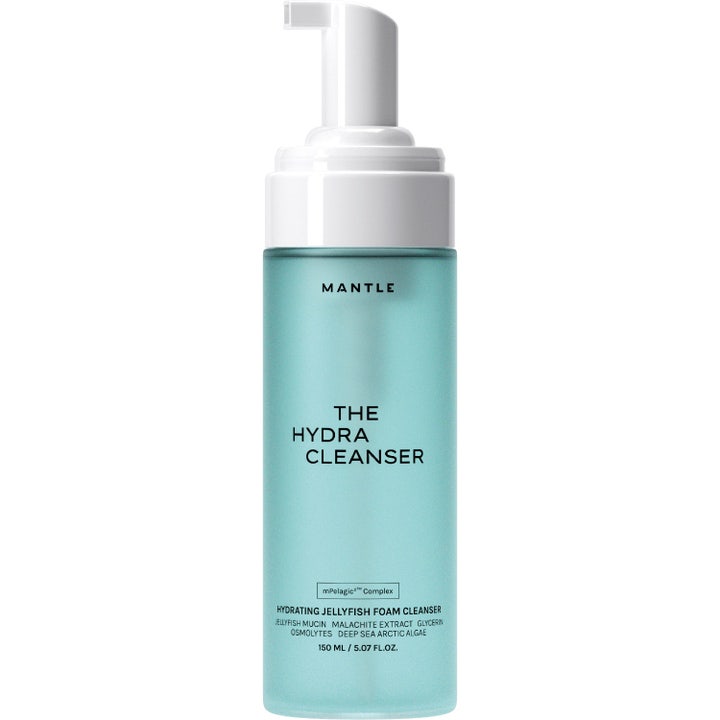 MANTLE The Hydra Cleanser 150 ml kosteuttava puhdistusvaahto turkoosissa läpinäkyvässä pumppupullossa.