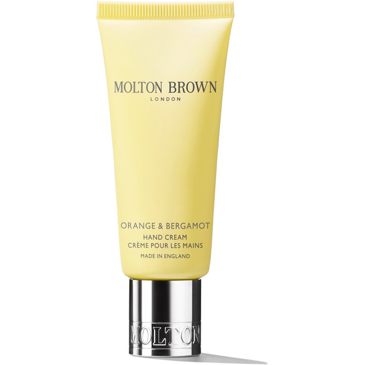 Molton Brown Orange & Bergamot Hand Cream kosteuttava käsivoide keltaisessa muovituubissa hopeisella korkilla.