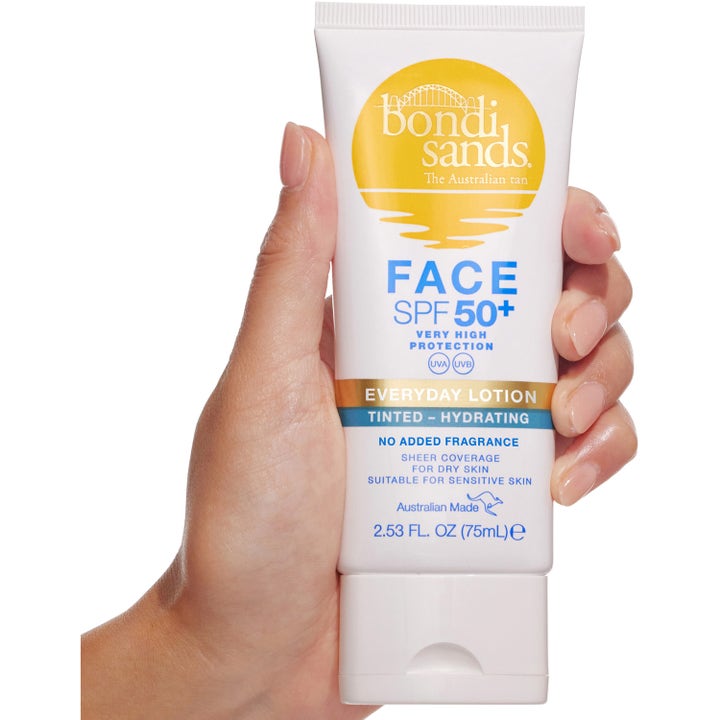 Bondi Sands Spf 50+ Everyday Face Lotion Tinted 75 ml kosteuttava aurinkovoide valkoisessa tuubissa kädessä pidettynä
