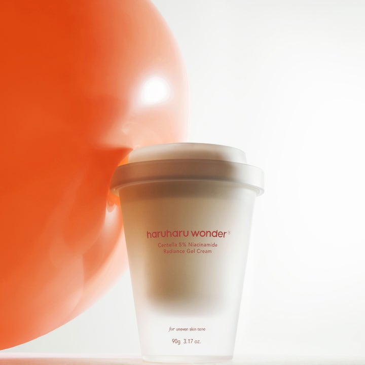Haruharu Wonder Centella 5% Niacinamide Radiance Gel Cream 90 g kirkastava geelivoide oranssin ilmapallon vieressä