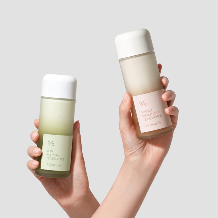Dr. Ceuracle Jeju Matcha Tea Essence 150 ml hoitoneste ja Kombucha-versio käsissä huurretuissa pulloissa.