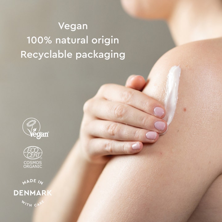 Urtekram Body Lotion Soothing Lavender 245 ml rauhoittava vartalovoide levittyy iholle, vegaaninen ja 100 % luonnollinen.