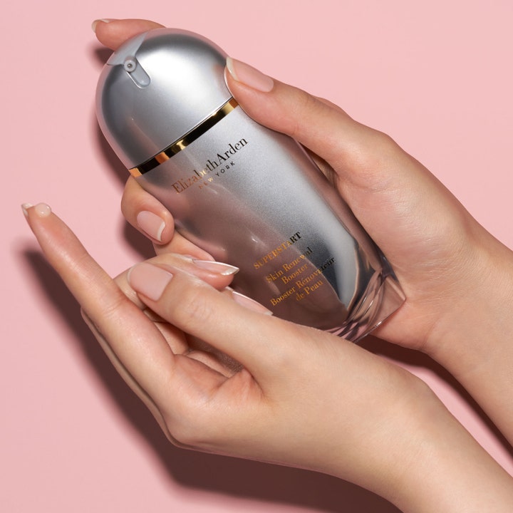 Elizabeth Arden Superstart Skin Renewal Booster 50 ml ihoa uudistava seerumi hopeisessa pullossa ja pisara sormella