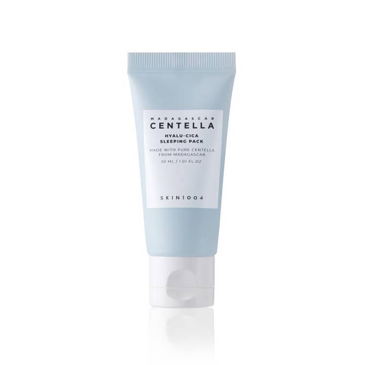 Skin1004 Madagascar Centella Hyalu-Cica Sleeping Pack 30 ml kosteuttava yönaamio vaaleansinisessä tuubissa