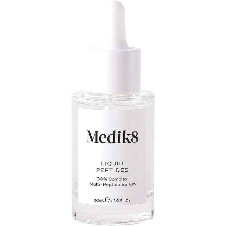 Medik8 Liquid Peptides 30 ml silottava seerumi kirkkaassa lasipullossa jossa on valkoinen pipettikorkki