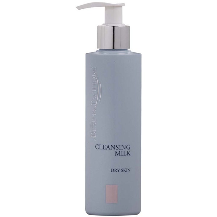 Beauté Pacifique Cleansing Milk puhdistusmaito kuivalle iholle vaaleansinisessä pumppupullossa hopeisella kauluksella.