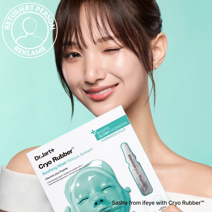 Dr.Jart+ Cryo Rubber Soothing Mask 36 g rauhoittava kasvonaamio ja nainen pitelemässä valkoista pakkausta.