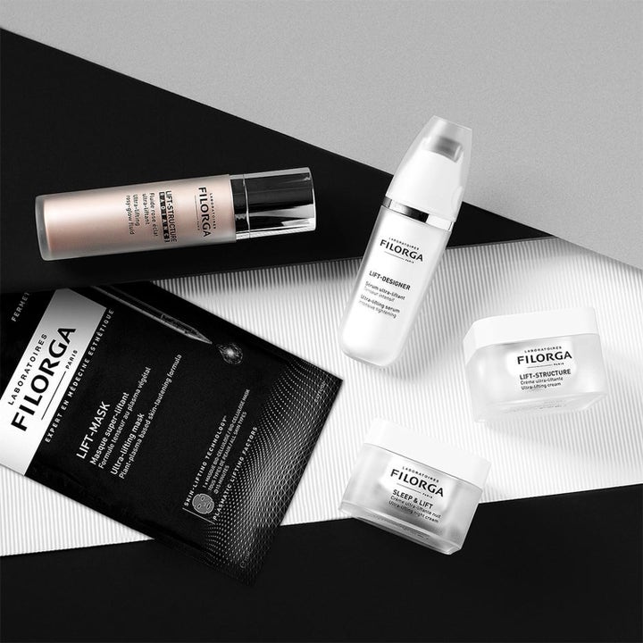 Filorga Lifting & Firming Set kiinteyttävä ihonhoitosetti sisältää valkoisia voidepurkkeja ja mustan kangasnaamion.