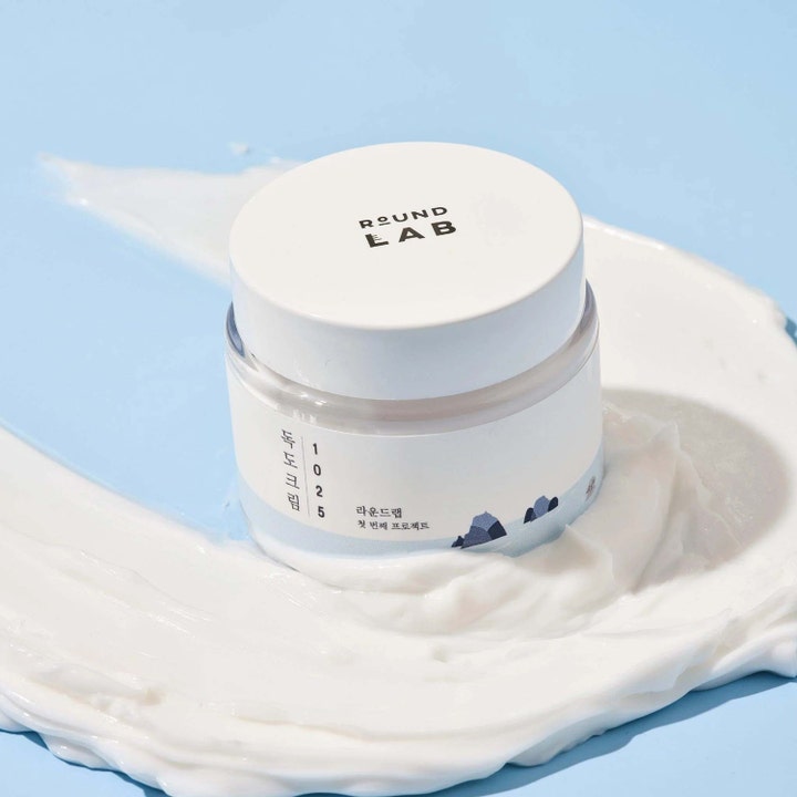 Round Lab 1025 Dokdo Cream 80 ml syväkosteuttava kasvovoide valkoisessa purkissa täyteläisen voiteen keskellä.