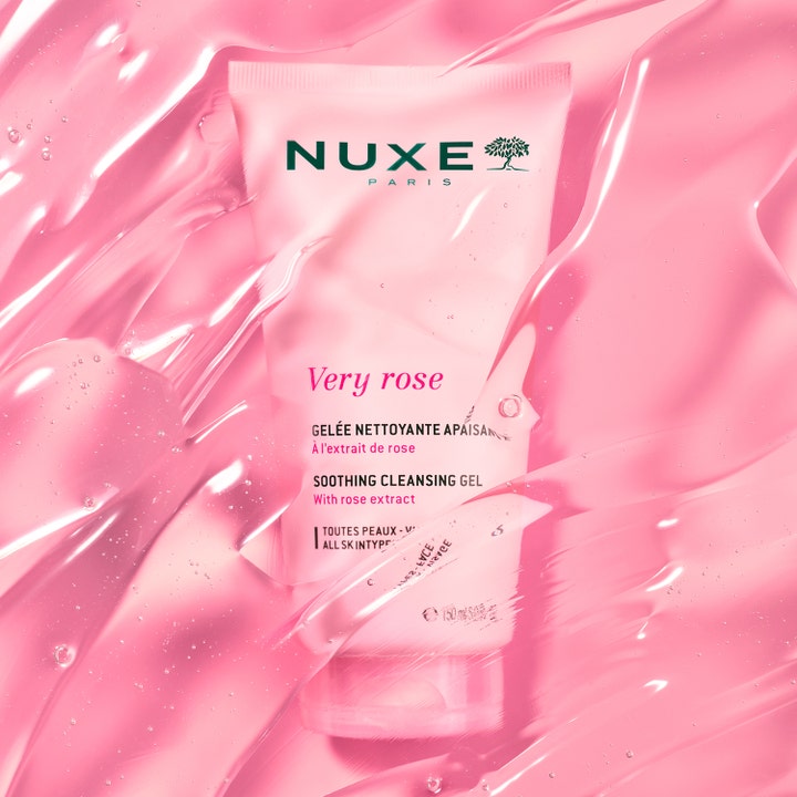 Nuxe Very Rose Soothing Cleansing Gel 150 ml puhdistusgeeli vaaleanpunaisen kuplivan geelikoostumuksen sisällä.