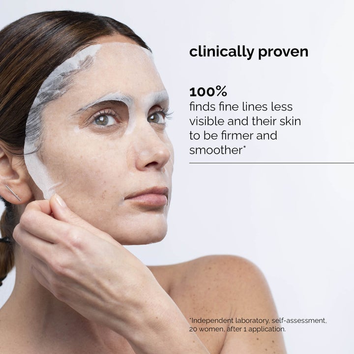 Skin Regimen Instant Smoothing Dry Sheet Mask 1 kpl silottava kangasnaamio naisen kasvoilla kiinteyttää ihoa.