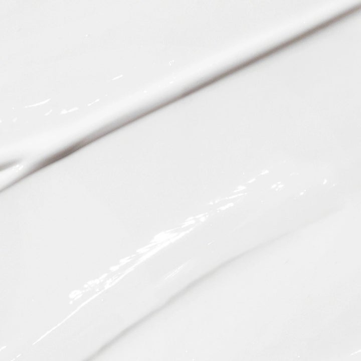 Dermalogica Active Moist Duo kosteuttava päivävoide, jossa on sileä ja kevyt valkoinen voidemainen koostumus.