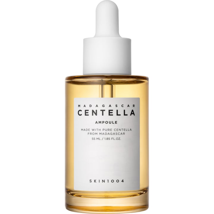 SKIN1004 Madagascar Centella Ampoule 55 ml rauhoittava seerumi lasipullossa, jossa on valkoinen pipetti.
