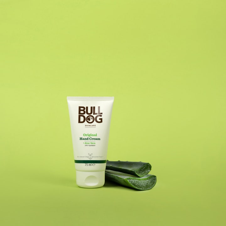 Bulldog Original Hand Cream 75 ml kosteuttava käsivoide valkoisessa tuubissa raikkaiden aloe vera -palojen kera.