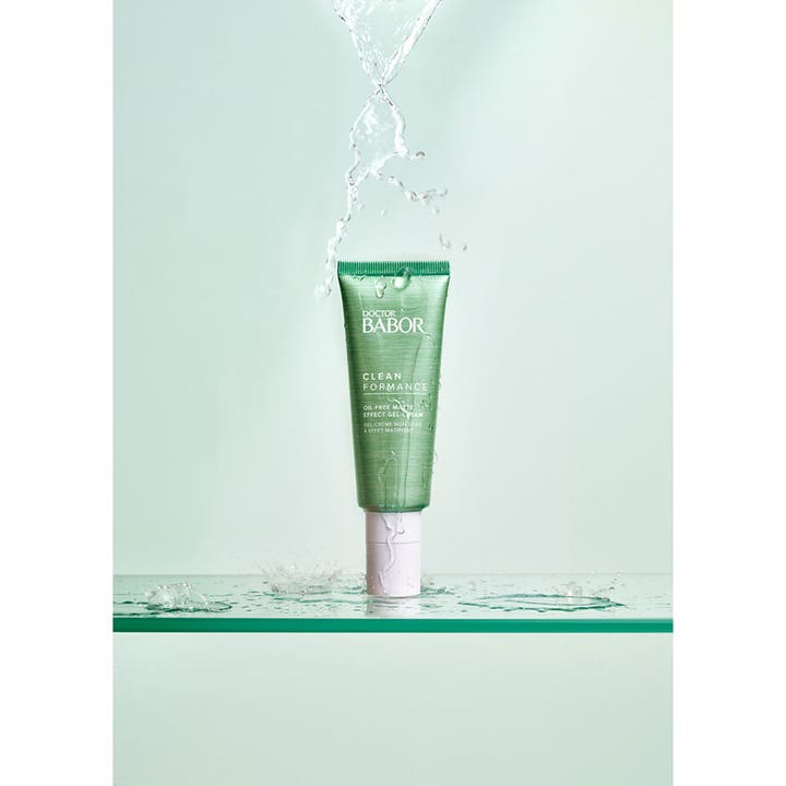 Babor Cleanformance Oil-Free Matt Gel-Cream 50 ml mattaava geelivoide vihreässä tuubissa veden roiskuessa päälle.
