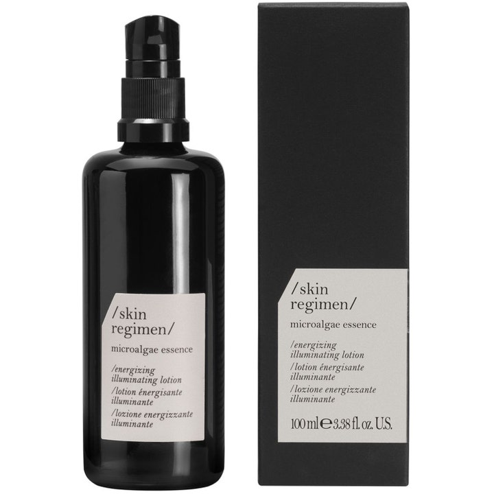 /skin regimen/ Microalgae Essence 100 ml kirkastava hoitoneste mustassa pumppupullossa ja tyylikkäässä pakkauksessa.