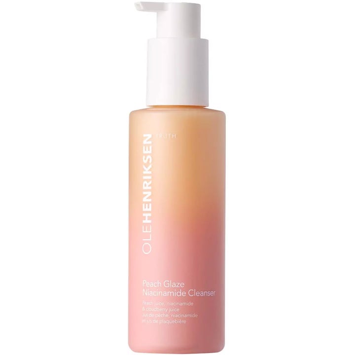 Olehenriksen Peach Glaze Niacinamide Cleanser puhdistusgeeli kirkastaa ihoa oranssissa pumppupullossa.