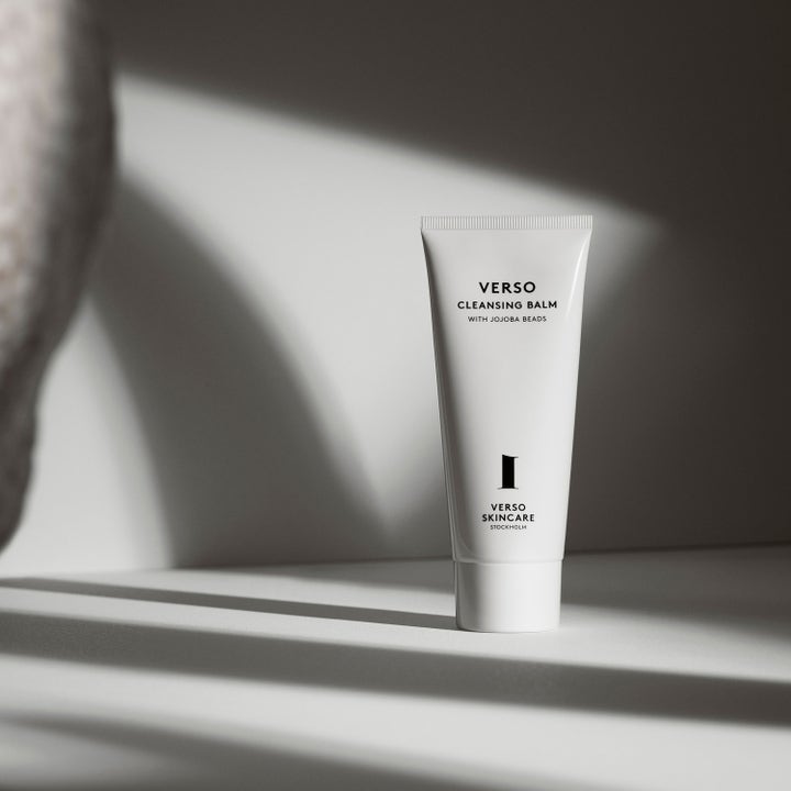 Verso N°1 Cleansing Balm 100 ml syväpuhdistava voide valkoisessa tuubissa tyylikkäässä valossa.