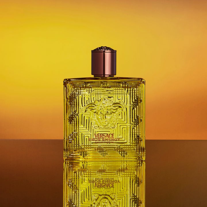 Versace Eros Energy 75 ml raikas miesten tuoksu keltaisessa lasipullossa, jossa on Medusa-kuvio ja pronssinen korkki.