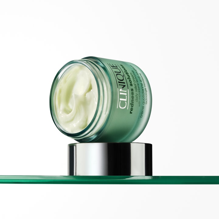 Clinique Redness Solutions Daily Relief 50 ml rauhoittava kasvovoide avatussa vihreässä purkissa täyteläisellä koostumuksella