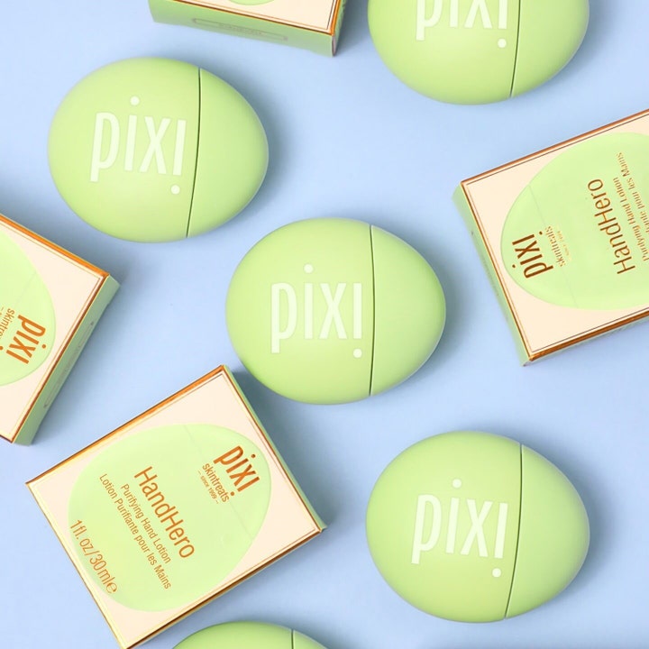 Pixi Hand Hero 30 ml puhdistava käsivoide vaaleanvihreissä pakkauksissa sinisellä taustalla.