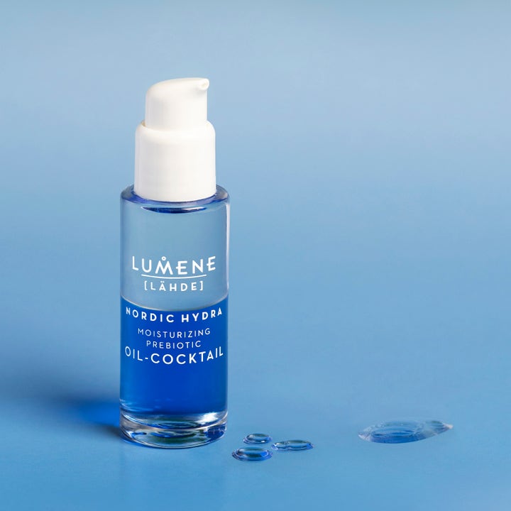 Lumene Moisturizing Prebiotic Oil-Cocktail 30 ml kosteuttava kasvoöljy kirkkaassa kaksifaasisessa pullossa.