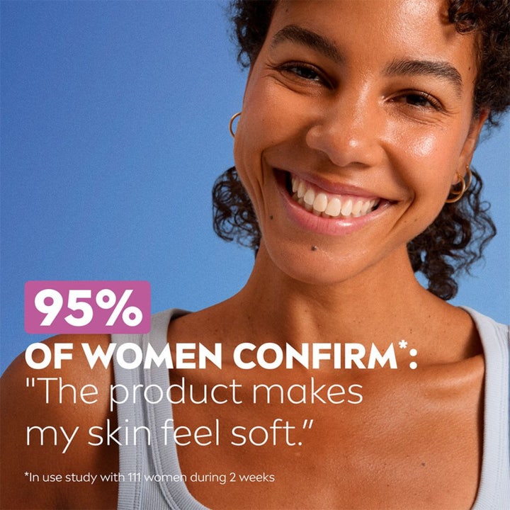 NIVEA Caring Day Cream 50 ml päivävoide ja hymyilevä nainen tekstillä 95% vahvistaa tuotteen tekevän ihosta pehmeän.